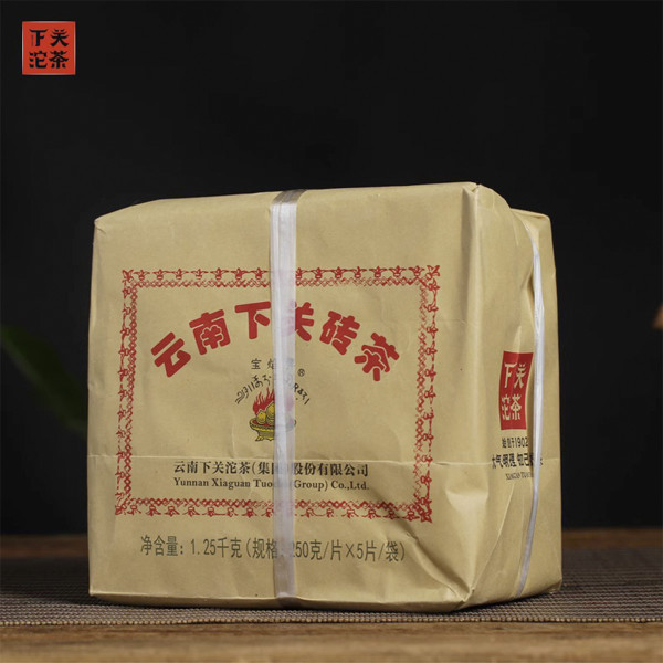 Shen puerh Xiaguan Bao Yan 2019 rok 250g