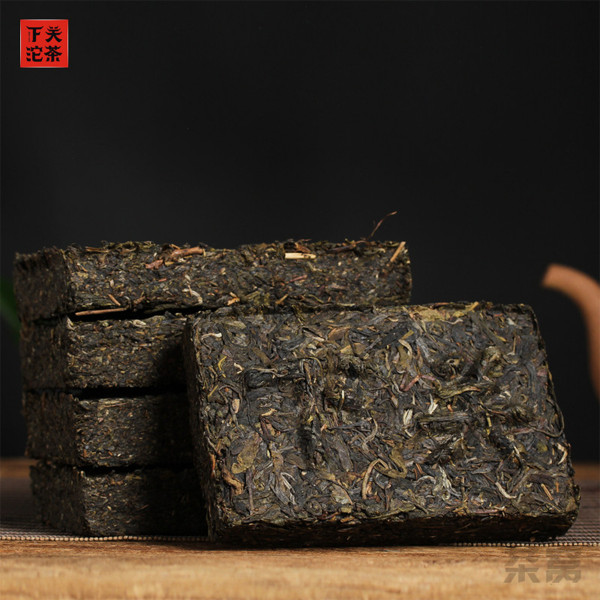 Shen puerh Xiaguan Bao Yan 2019 rok 250g